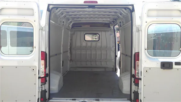 Prázdny ložný priestor dodávky Fiat Ducato pri pohľade cez zadné krídlové dvere