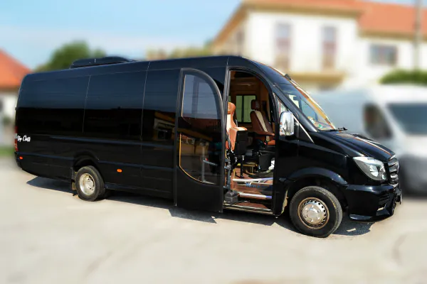 Čierny minibus Mercedes-Benz Sprinter 519 CDI s otvorenými dverami