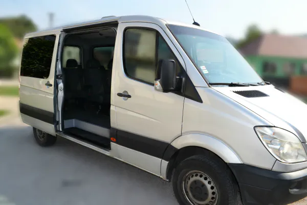Strieborný Mercedes-Benz Sprinter 315 CDI s otvorenými posuvnými dverami