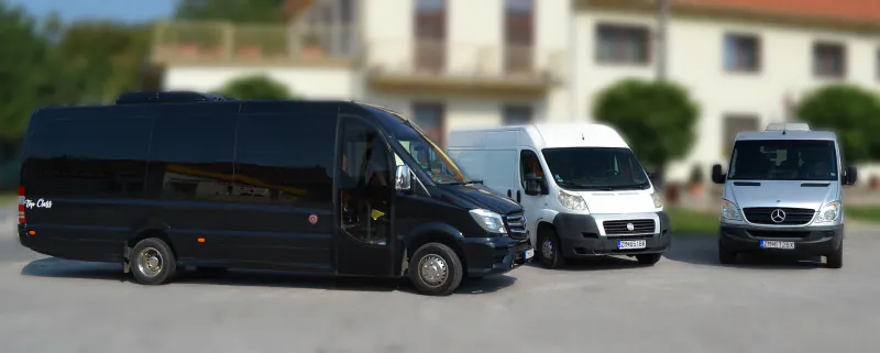 Minibus, dodávka a van z bočného pohľadu na dvore